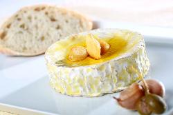 ilustrace Marinovaný zrající sýr s česnekem a tymiánem